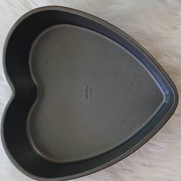 Wilton Heart Shape Baking Pans Set - Picture 4 of 8